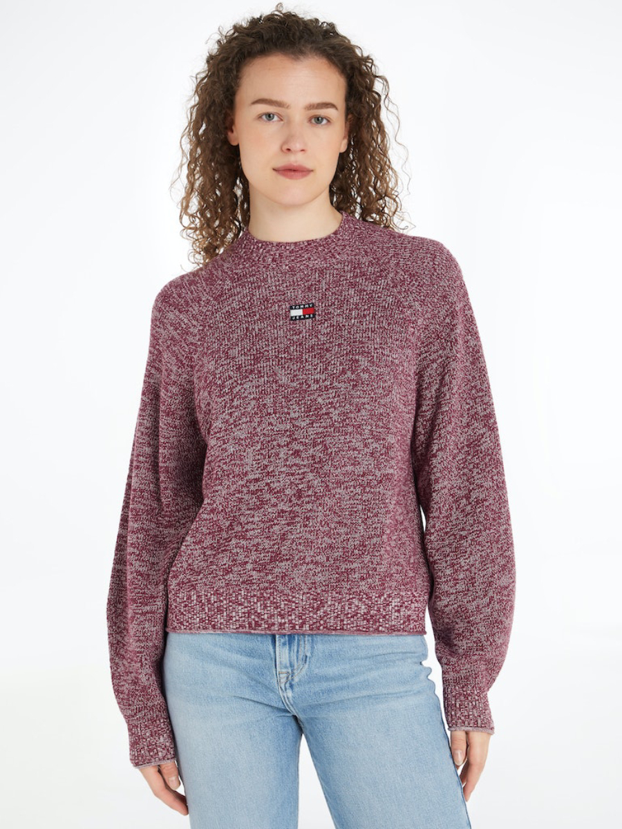 detail Tommy Jeans dámsky vínový sveter