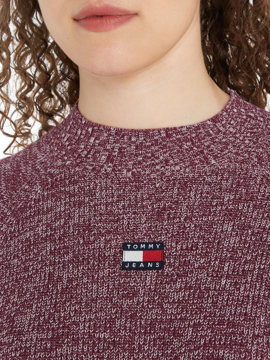 detail Tommy Jeans dámsky vínový sveter