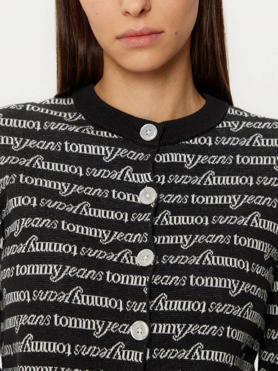 detail Tommy Jeans dámsky čierny sveter
