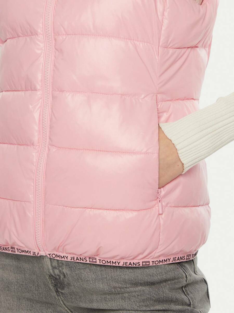 detail Tommy Jeans dámska ružová vesta