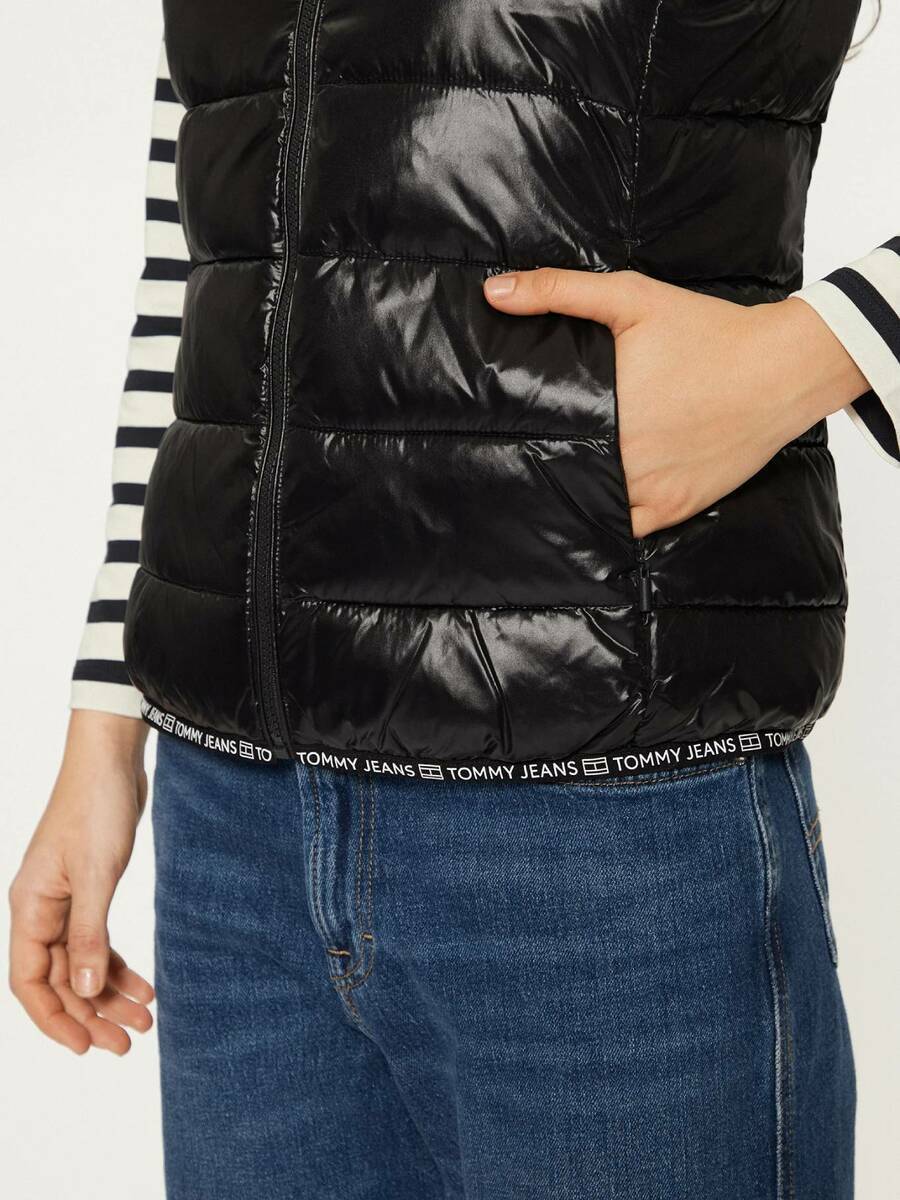 detail Tommy Jeans dámska čierna vesta