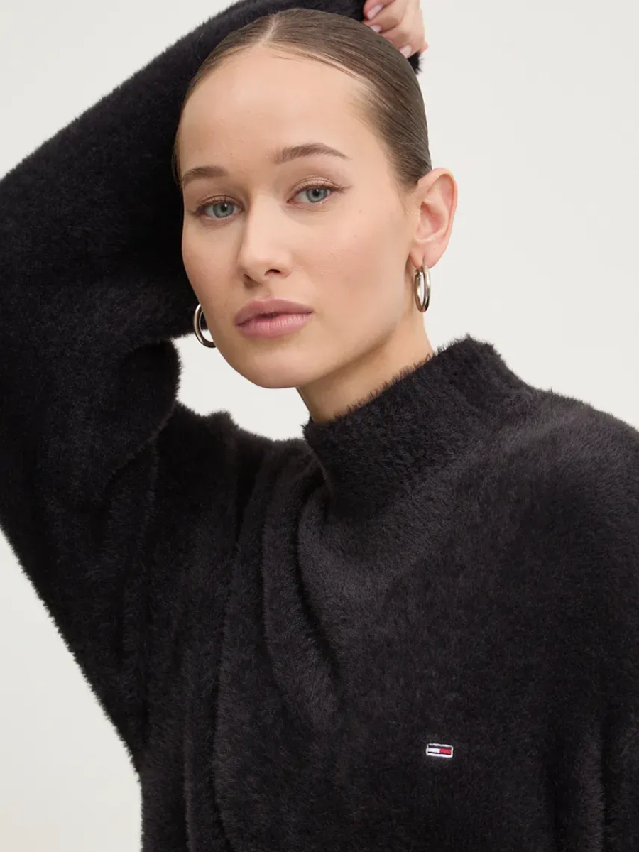 detail Tommy Jeans dámsky čierny sveter