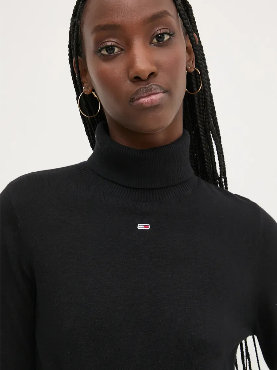 detail Tommy Jeans dámsky čierny rolák