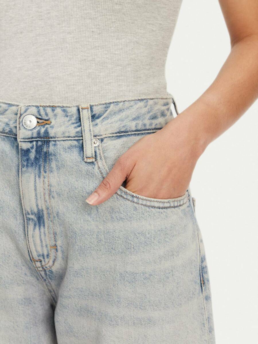 detail Tommy Jeans dámske džínsové kraťasy