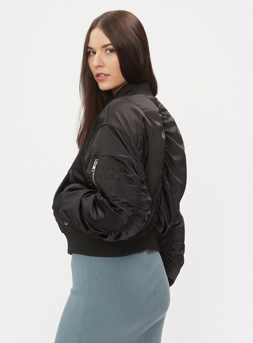 detail Calvin Klein dámsky saténový čierny bomber