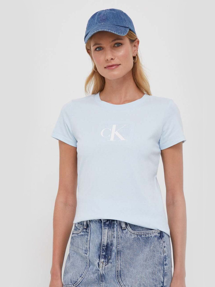 detail Calvin Klein dámske svetlo modré tričko