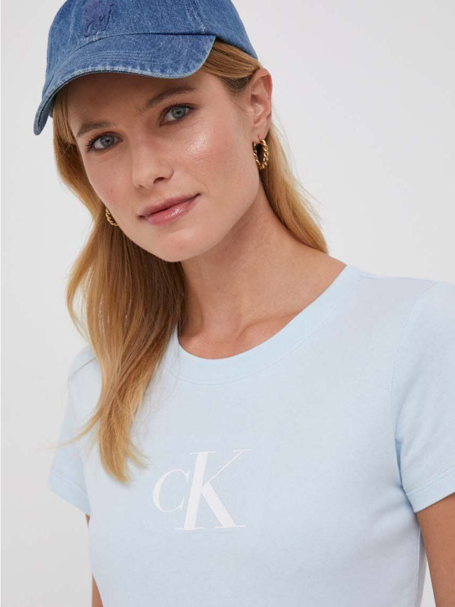 detail Calvin Klein dámske svetlo modré tričko