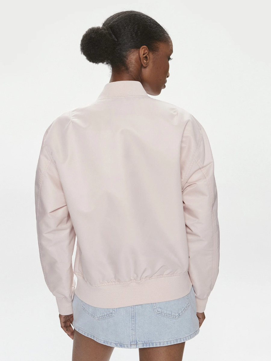 detail Calvin Klein dámsky svetlo ružový bomber