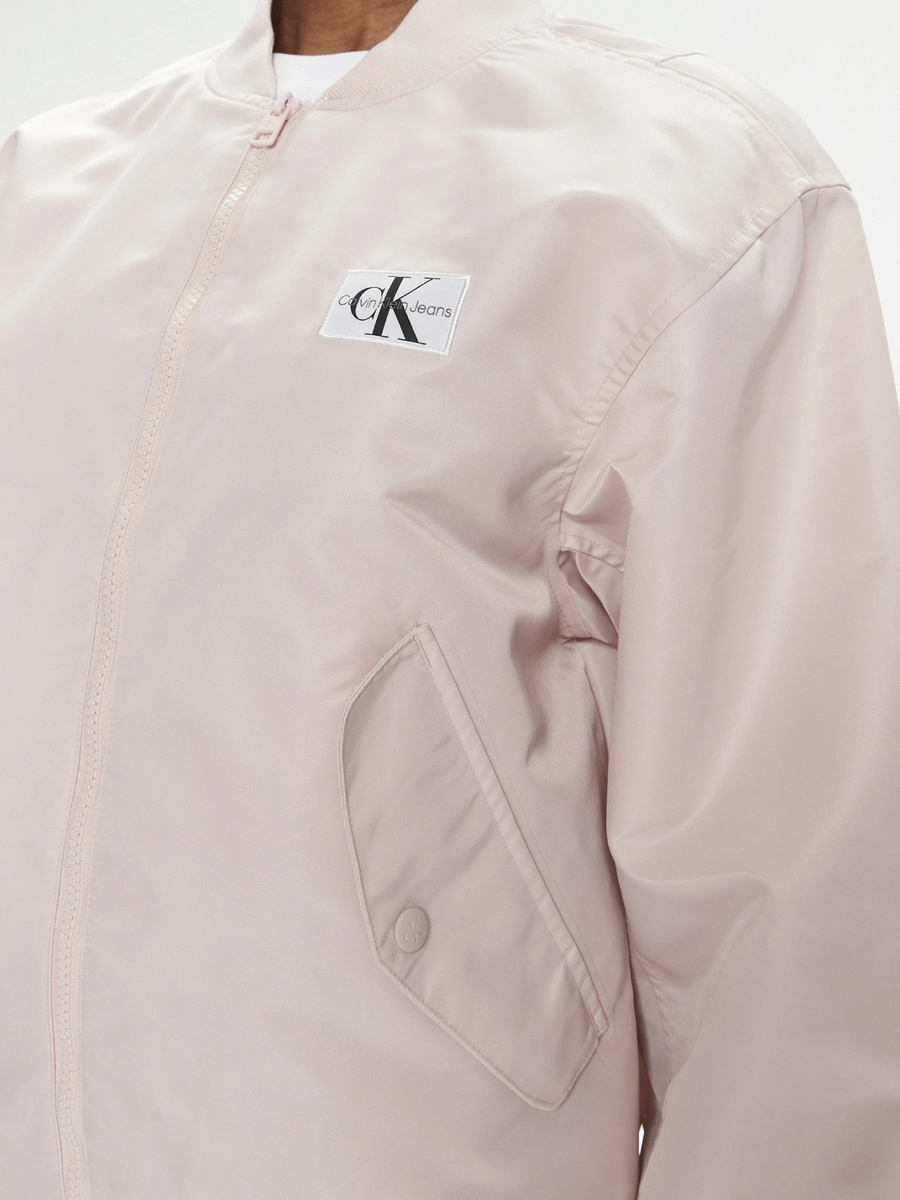 detail Calvin Klein dámsky svetlo ružový bomber