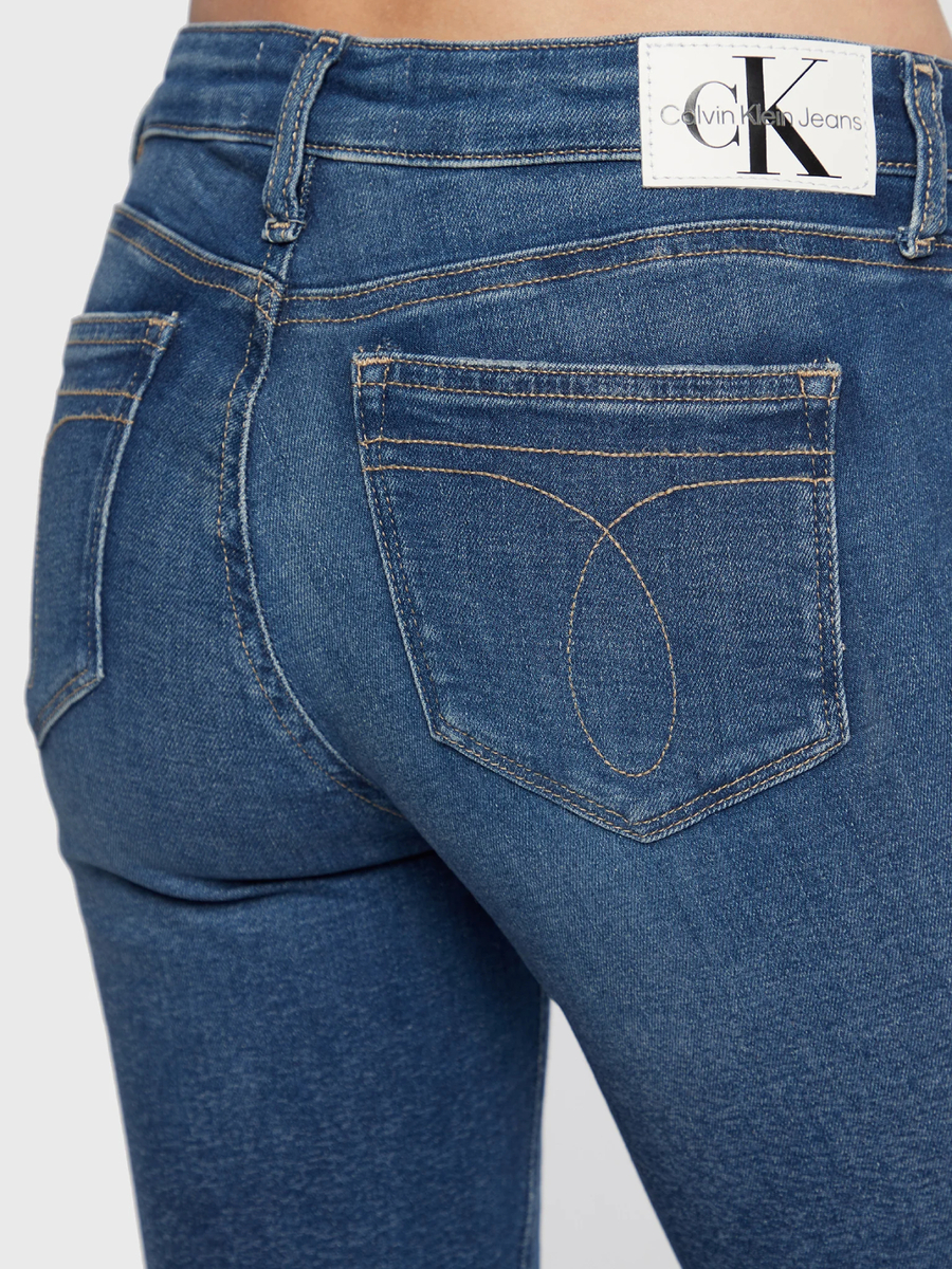 detail Calvin Klein dámske modré džínsy