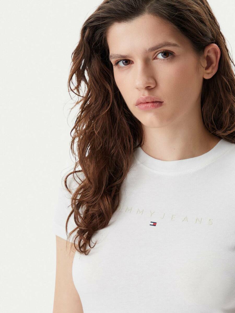 detail Tommy Jeans dámske krémové tričko