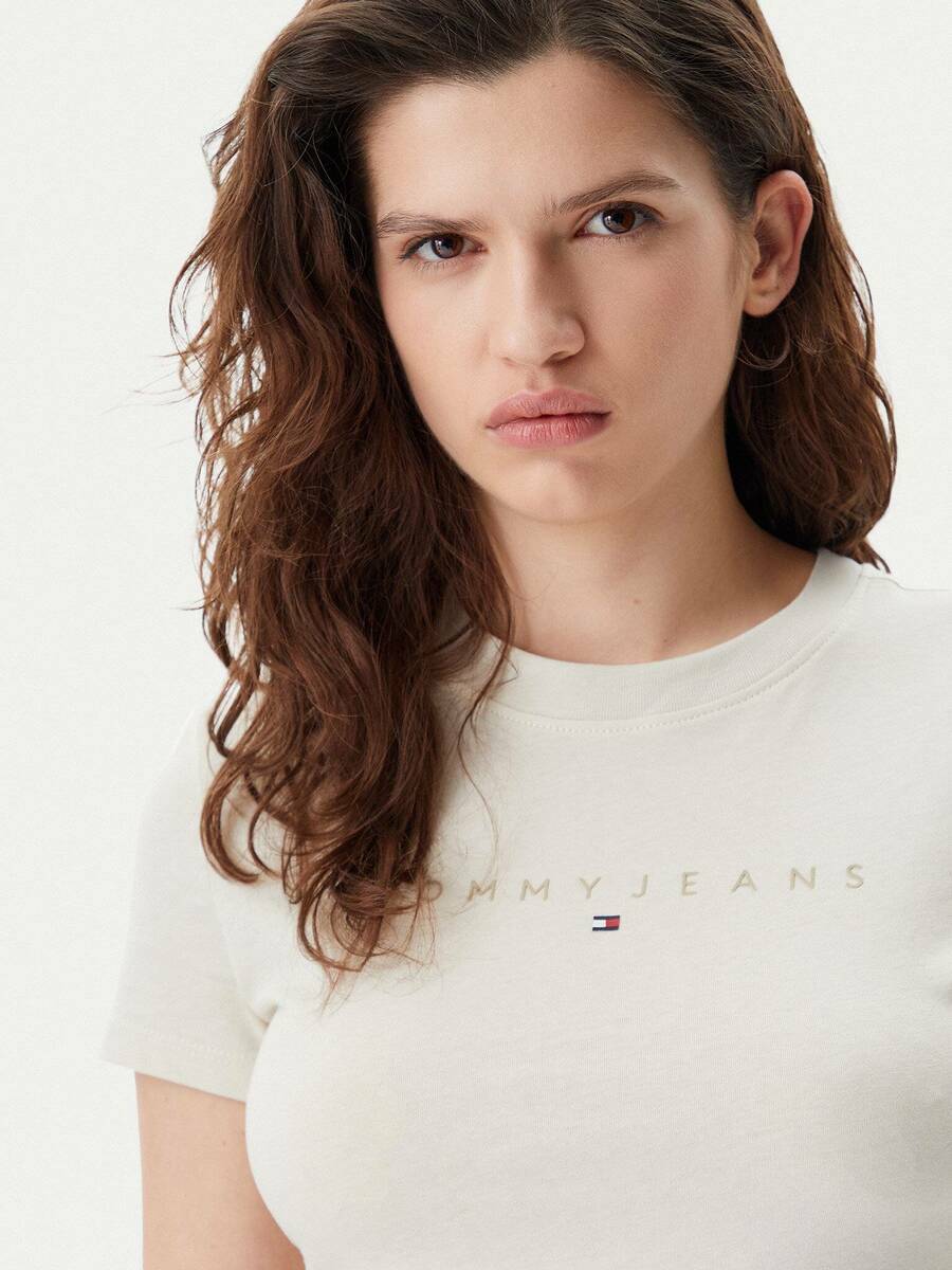 detail Tommy Jeans dámske béžové tričko