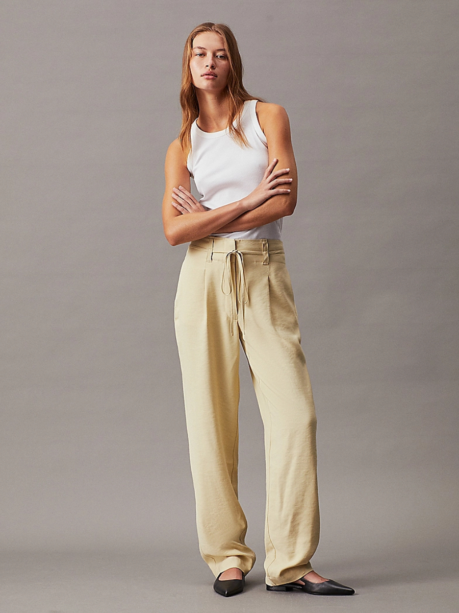 detail Calvin Klein dámske zelené nohavice