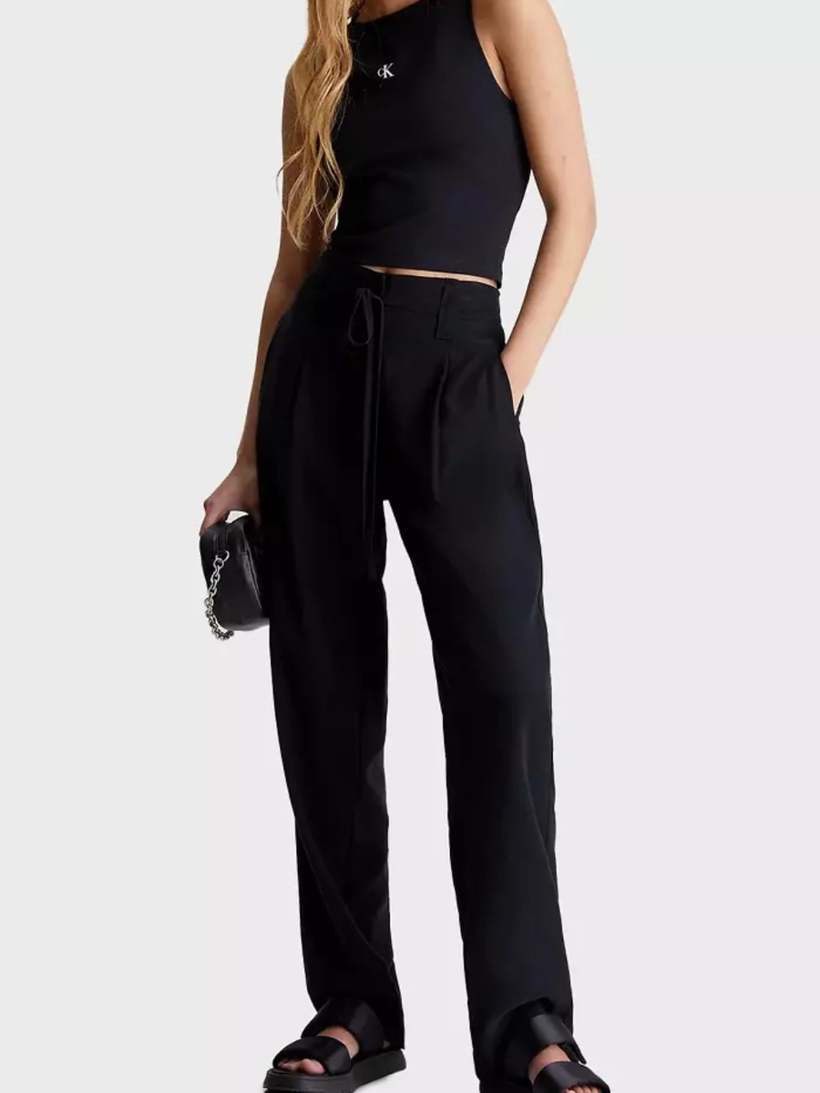 detail Calvin Klein dámske čierne nohavice