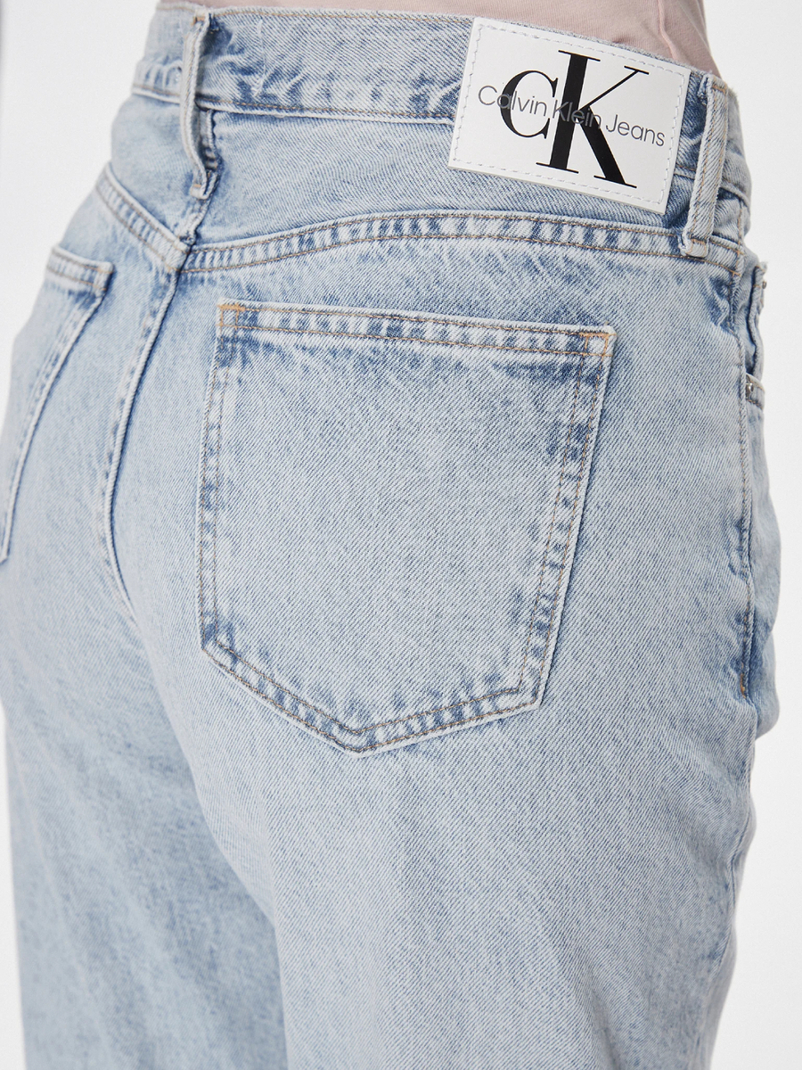 detail Calvin Klein dámske modré džínsy