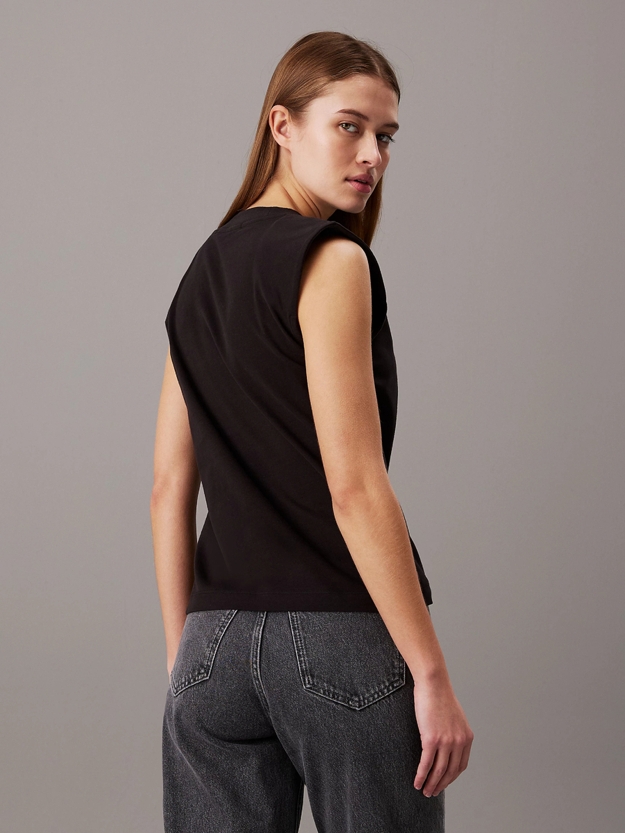 detail Calvin Klein dámske čierne tričko