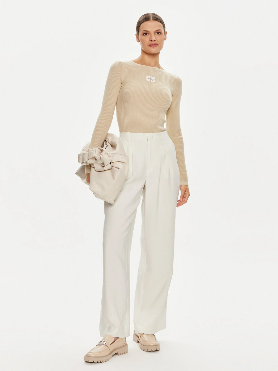 detail Calvin Klein dámsky béžový sveter