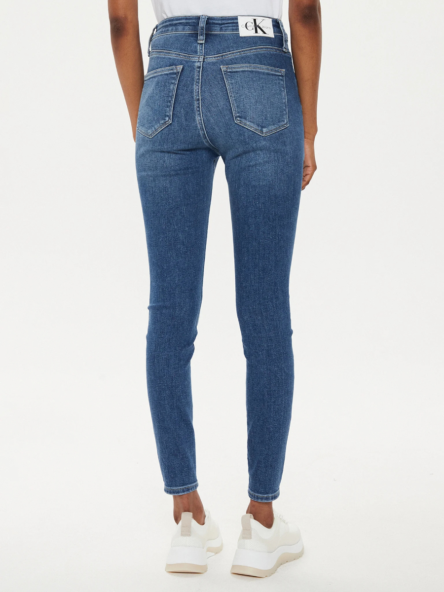 detail Calvin Klein dámske modré džínsy