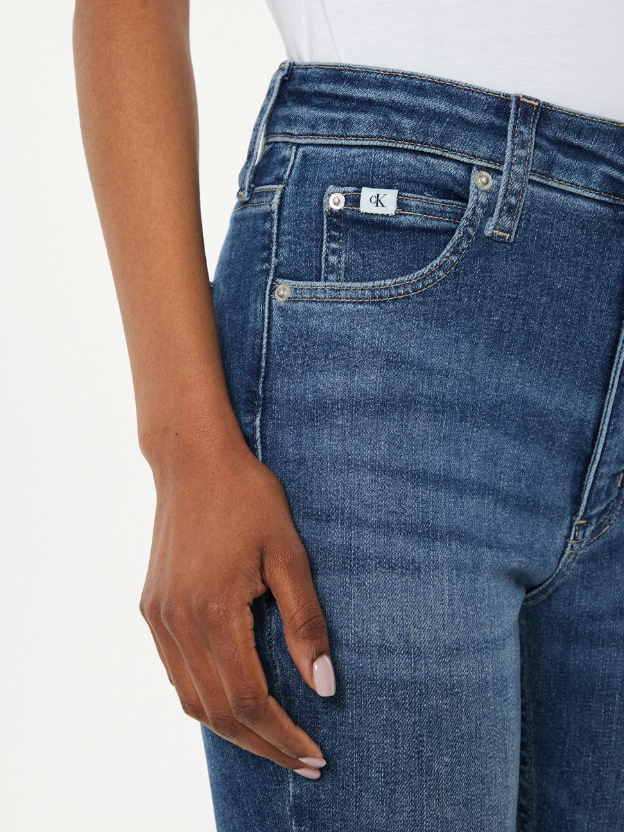 detail Calvin Klein dámske modré džínsy