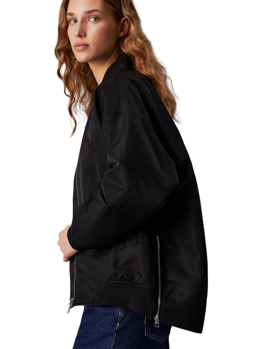 detail Calvin Klein dámsky čierny bomber