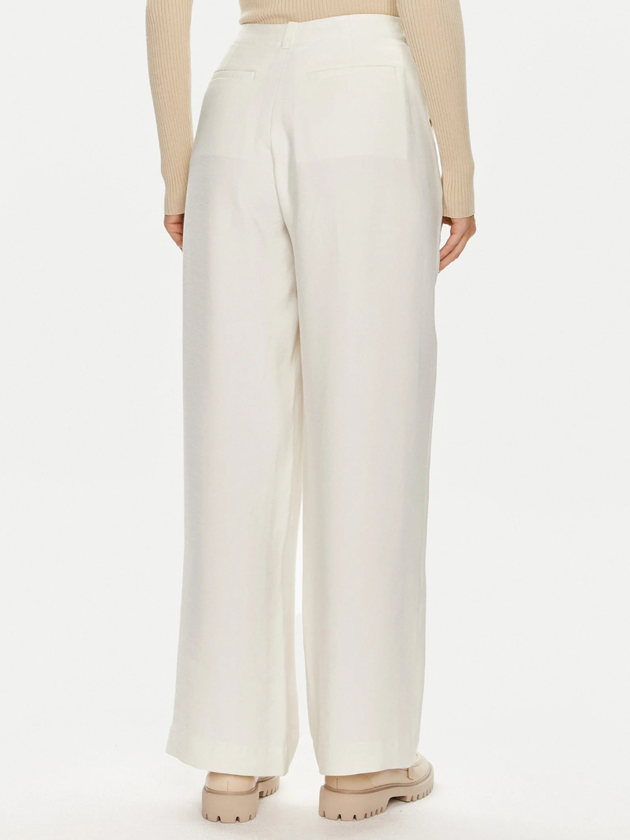 detail Calvin Klein dámske béžové nohavice