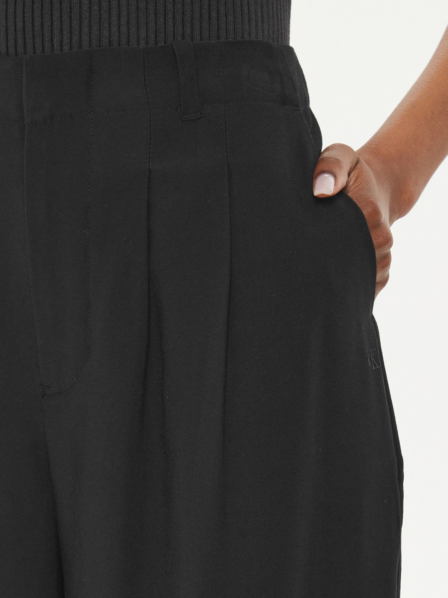 detail Calvin Klein dámske čierne nohavice