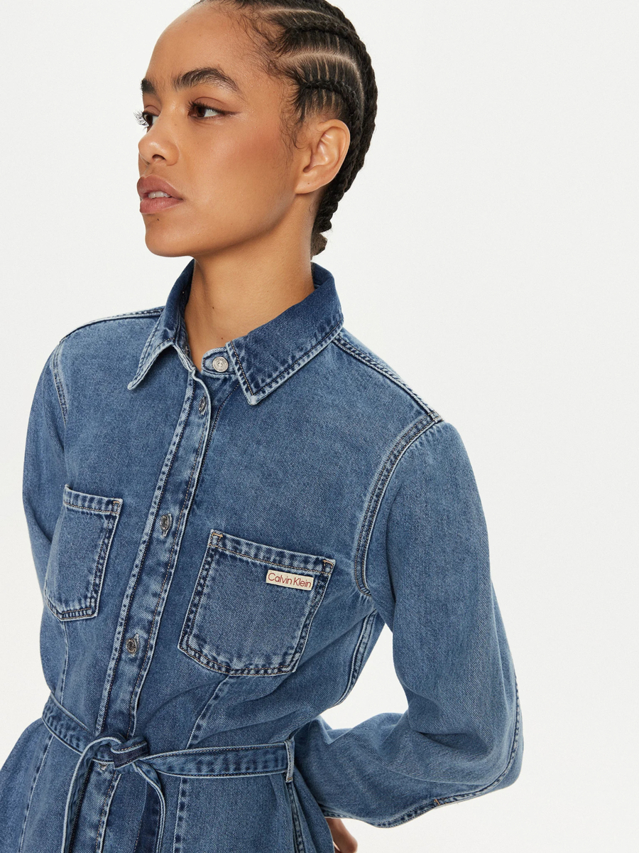 detail Calvin Klein dámske modré riflové šaty