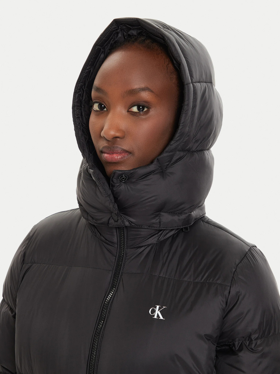 detail Calvin Klein dámska čierna bunda