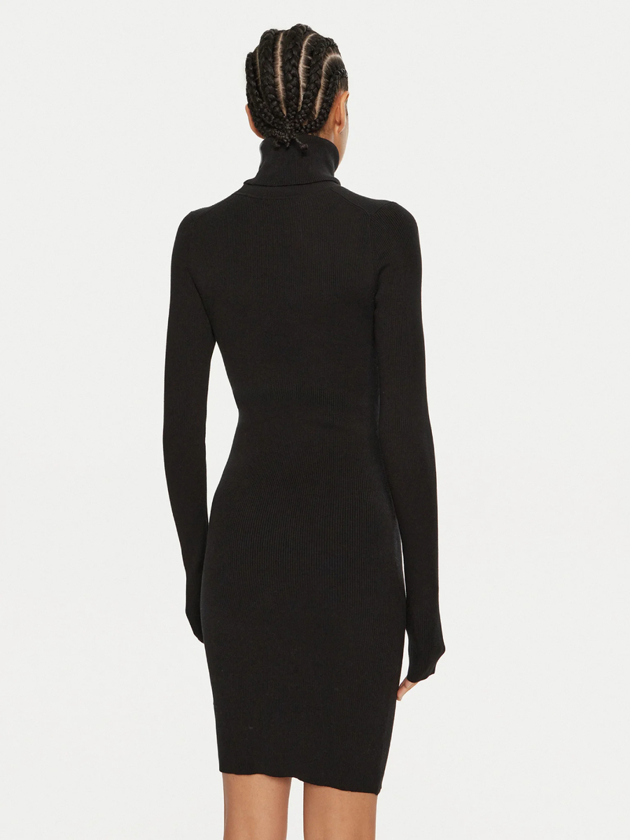 detail Calvin Klein dámske čierne šaty