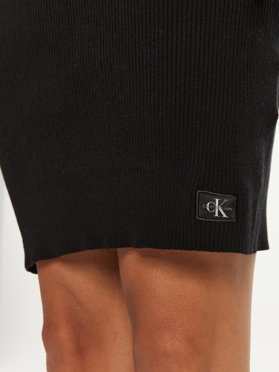 detail Calvin Klein dámske čierne šaty