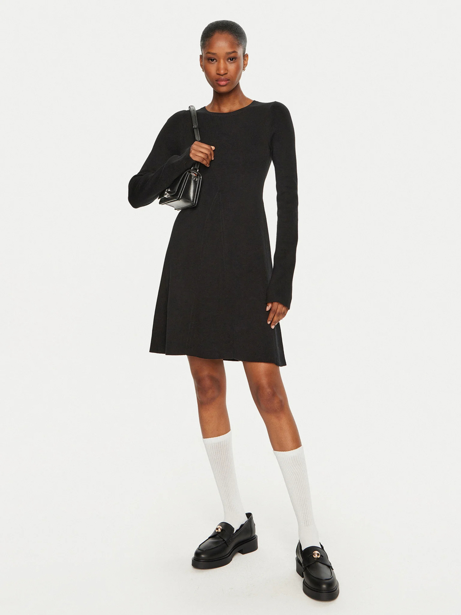 detail Calvin Klein dámske čierne šaty