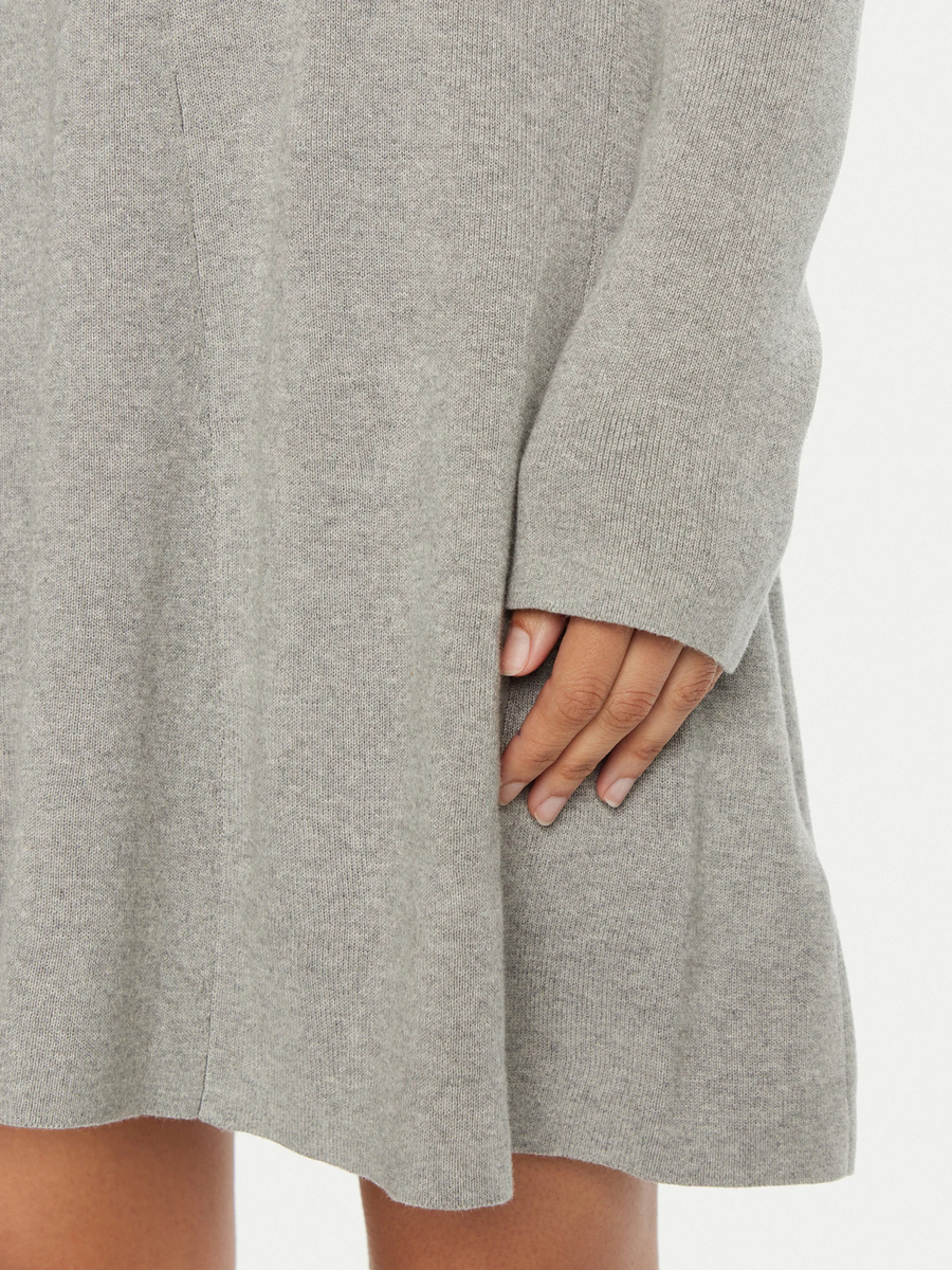 detail Calvin Klein dámske šedé šaty