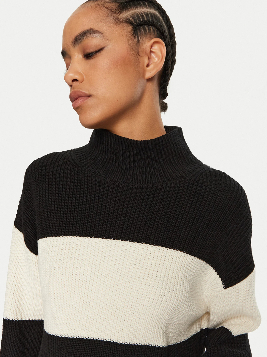 detail Calvin Klein čiernobiely pruhovaný sveter