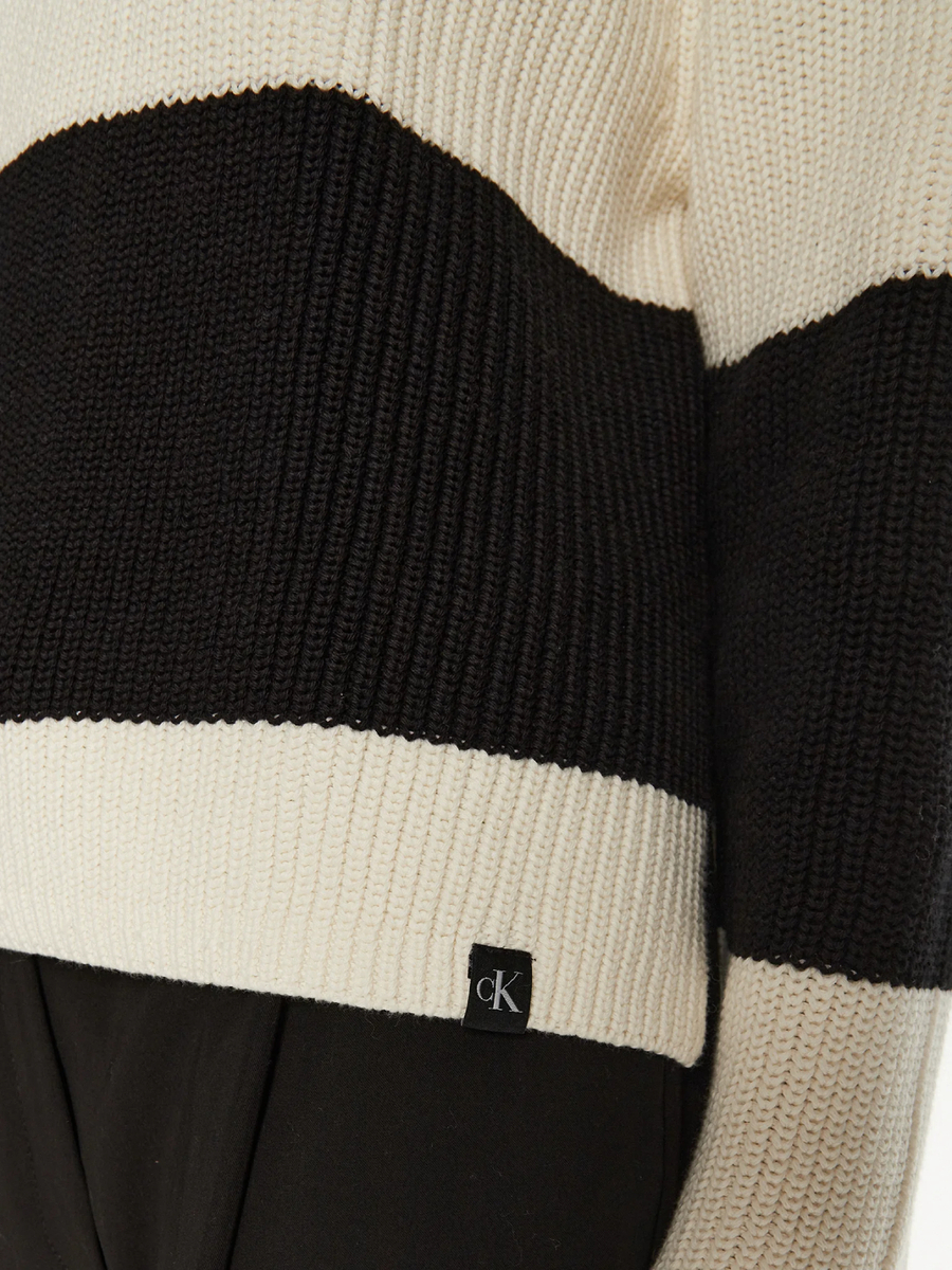 detail Calvin Klein čiernobiely pruhovaný sveter