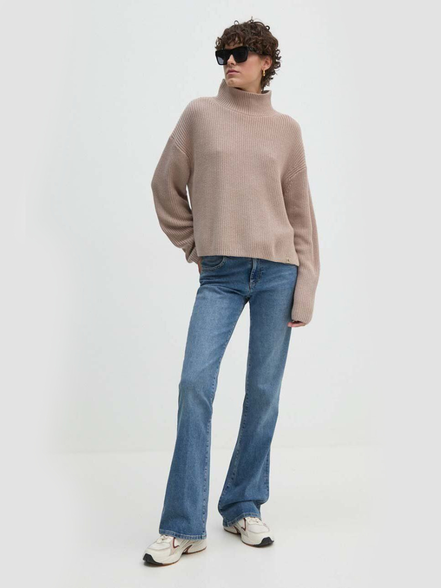 detail Calvin Klein dámsky hnedý sveter
