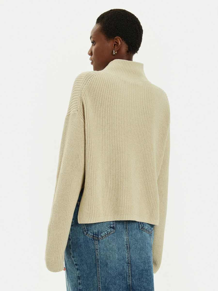 detail Calvin Klein dámsky béžový sveter