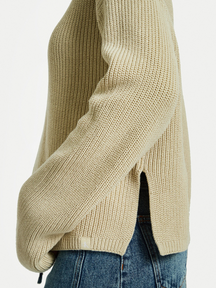 detail Calvin Klein dámsky béžový sveter