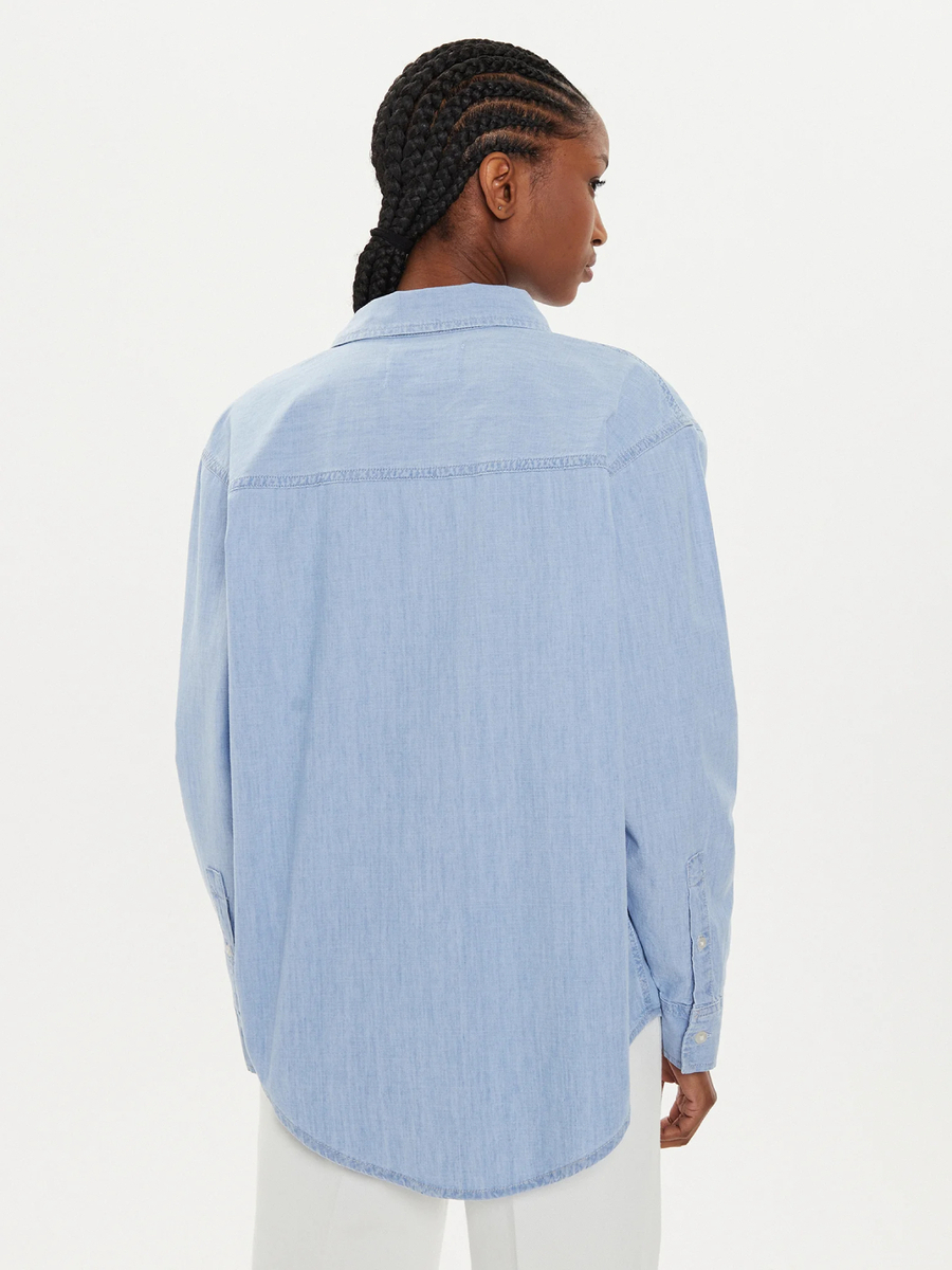 detail Calvin Klein dámska modrá košeľa