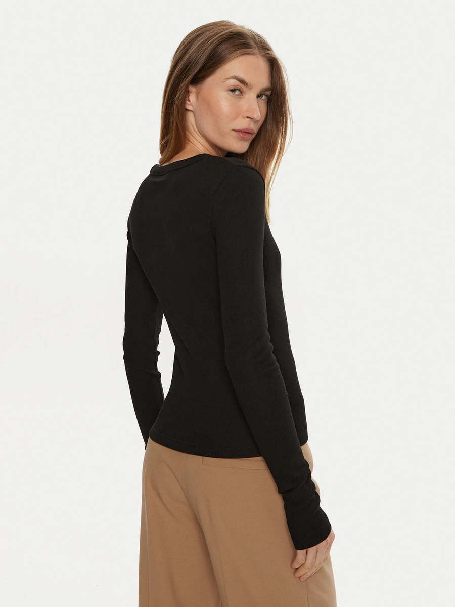 detail Calvin Klein dámske čierne tričko