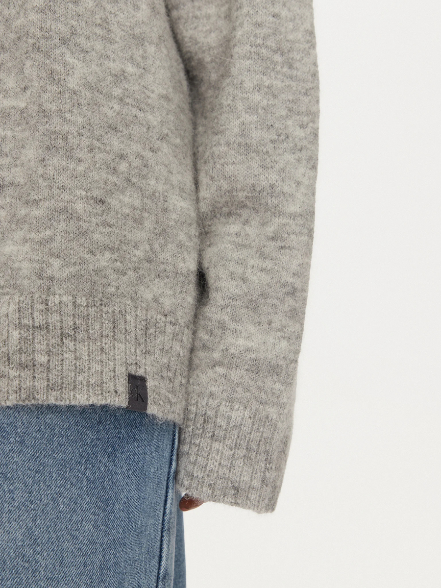 detail Calvin Klein dámsky šedý sveter