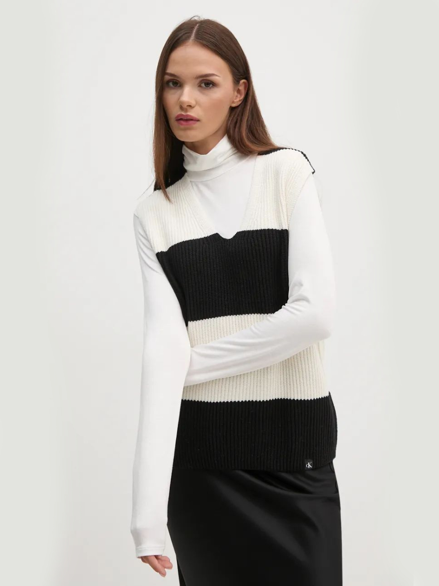 detail Calvin Klein dámska čiernobiela vesta