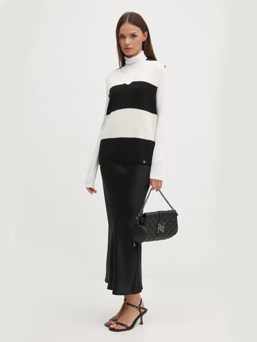 detail Calvin Klein dámska čiernobiela vesta