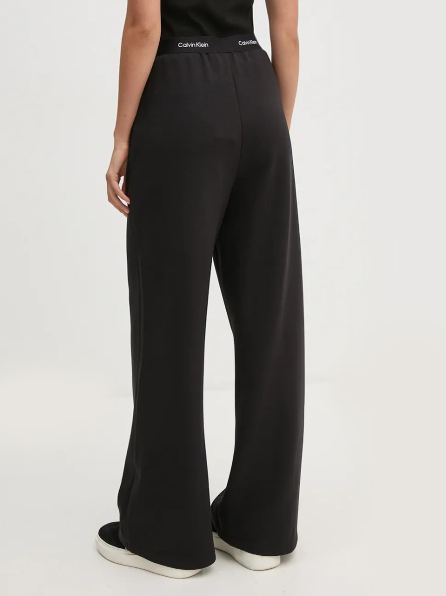 detail Calvin Klein dámske čierne tepláky