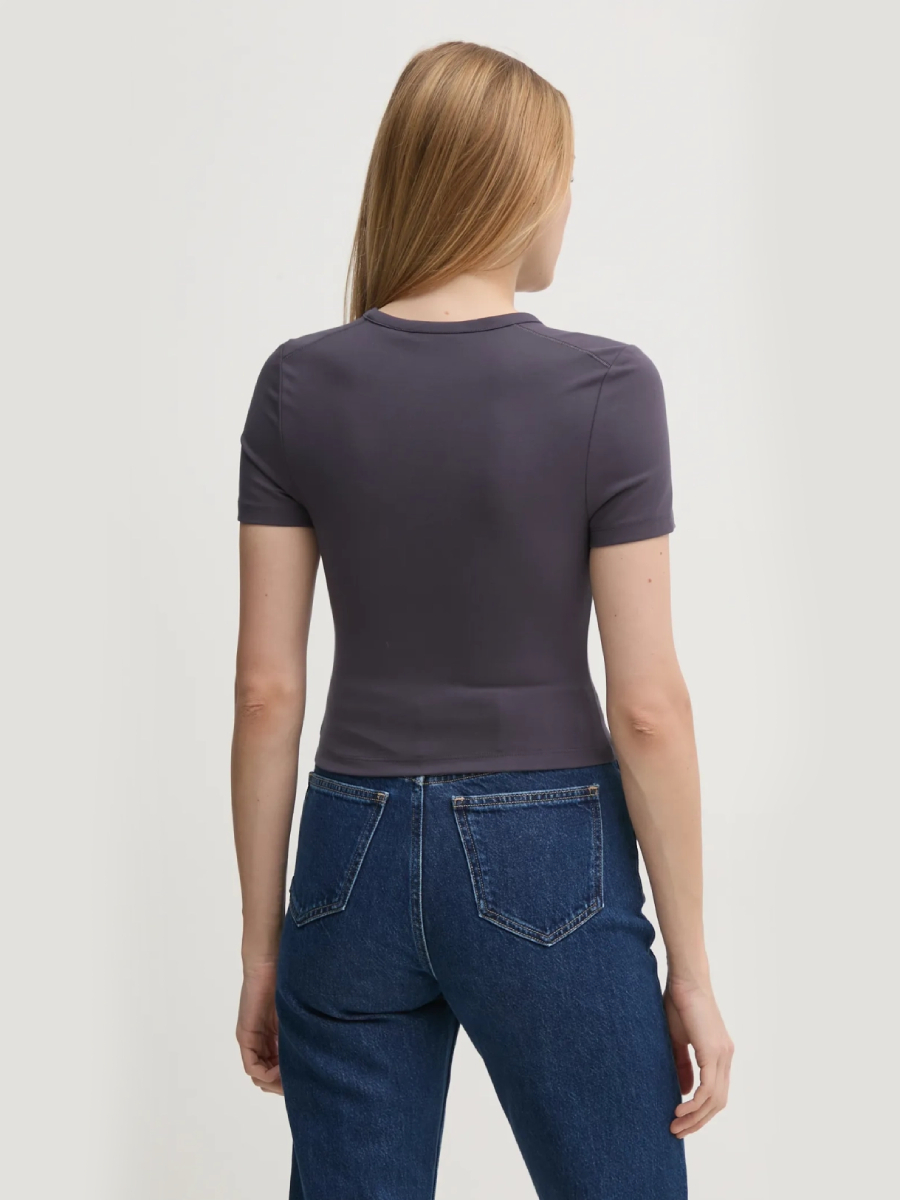 detail Calvin Klein dámsky šedý top