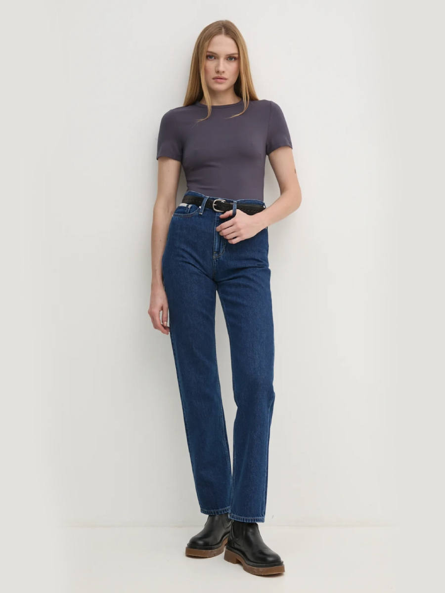 detail Calvin Klein dámsky šedý top
