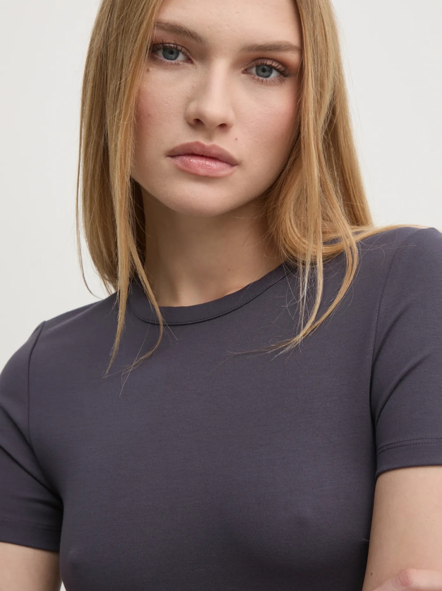 detail Calvin Klein dámsky šedý top