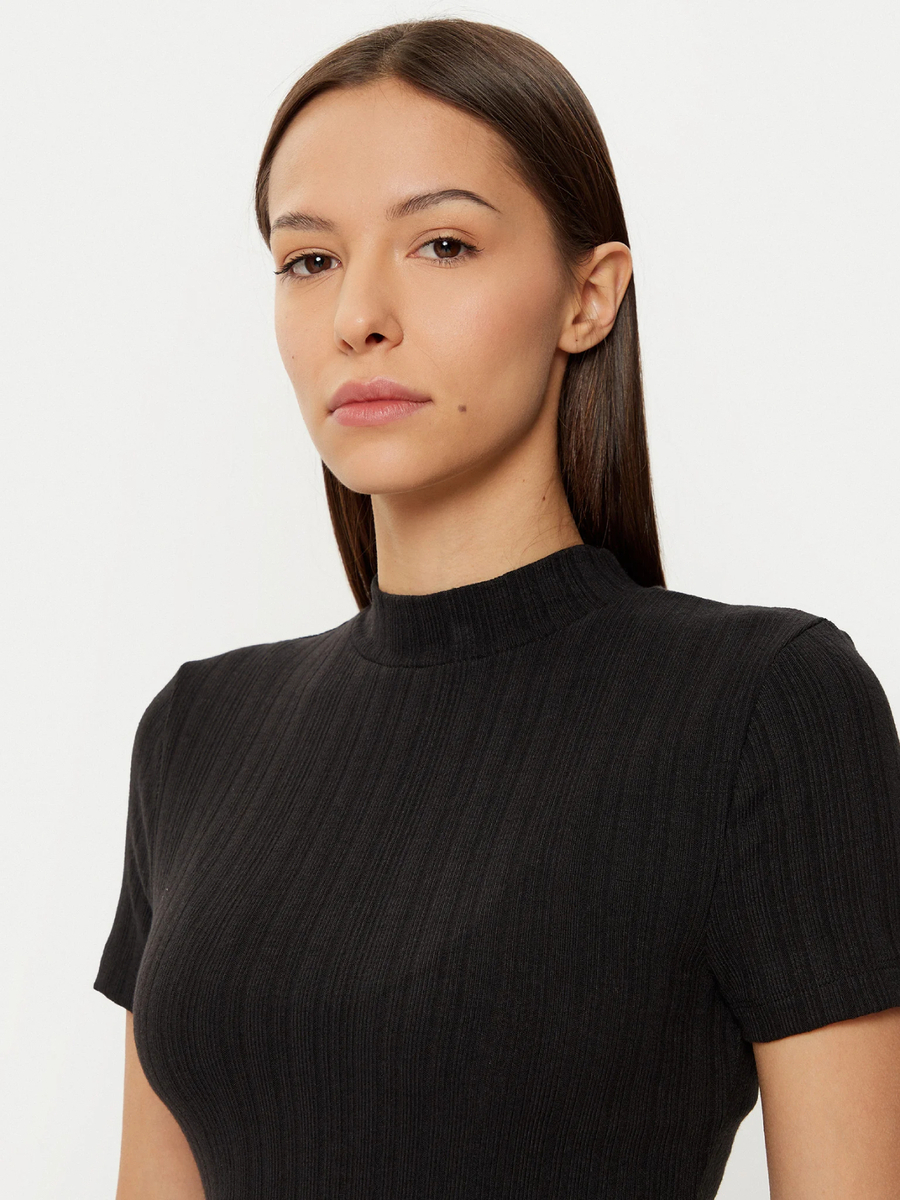 detail Calvin Klein dámske čierne šaty 