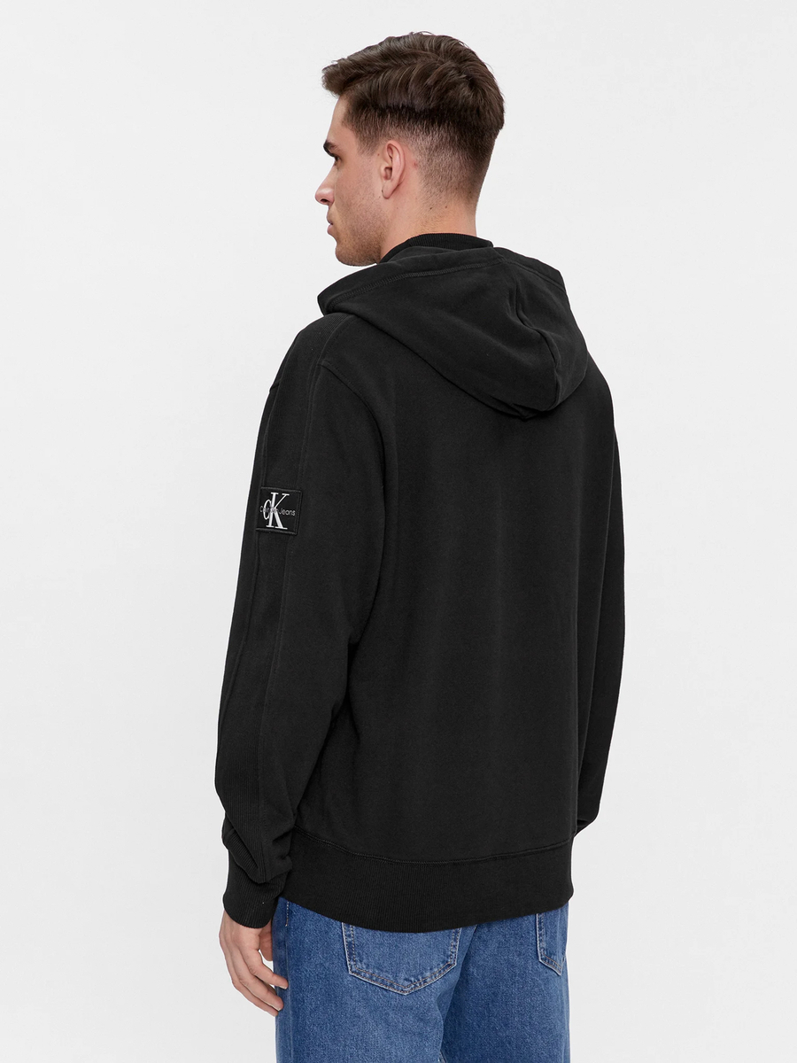 detail Calvin Klein pánska čierna mikina