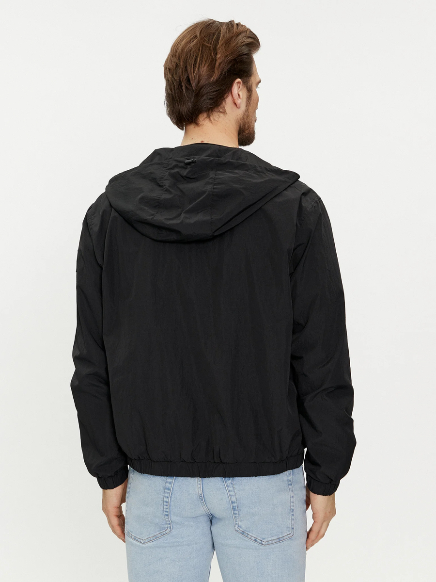detail Calvin Klein pánska čierna bunda