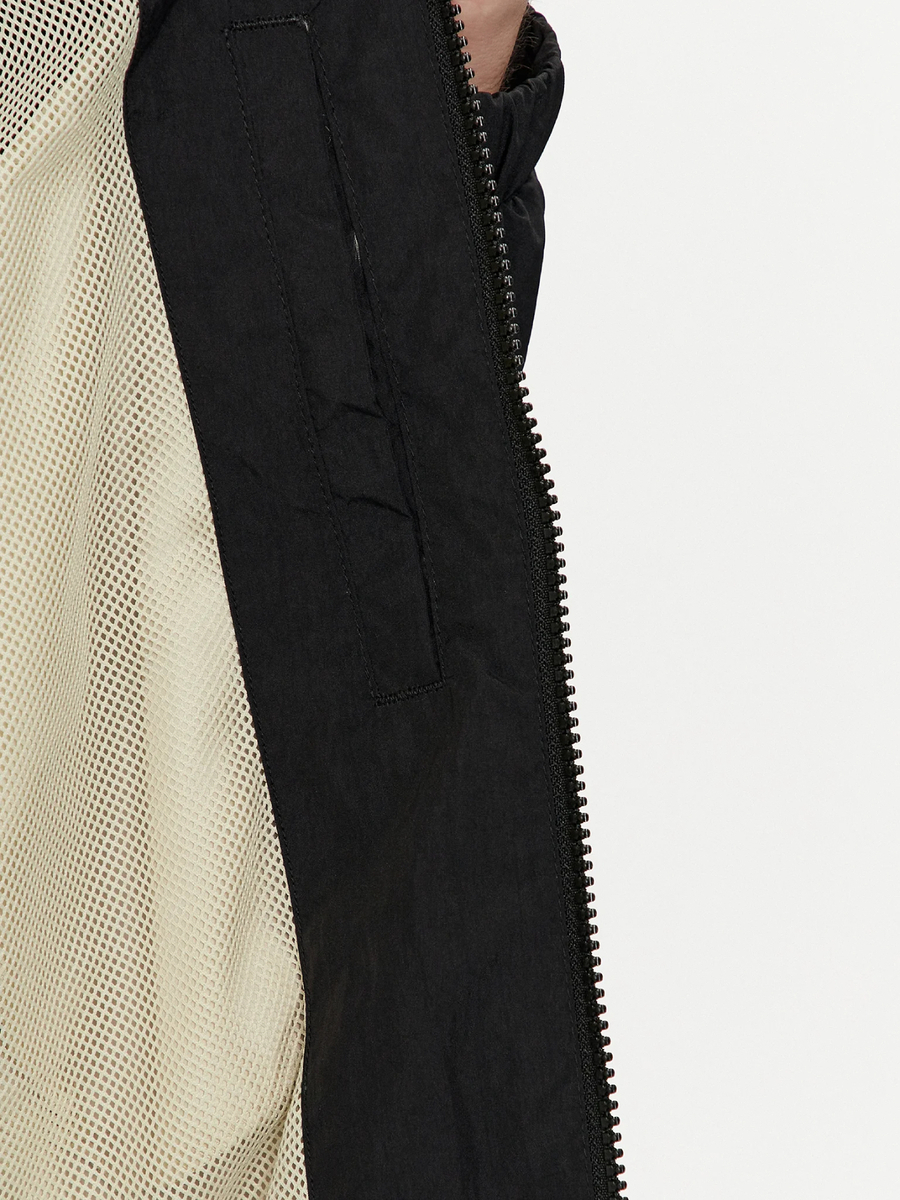 detail Calvin Klein pánska čierna bunda